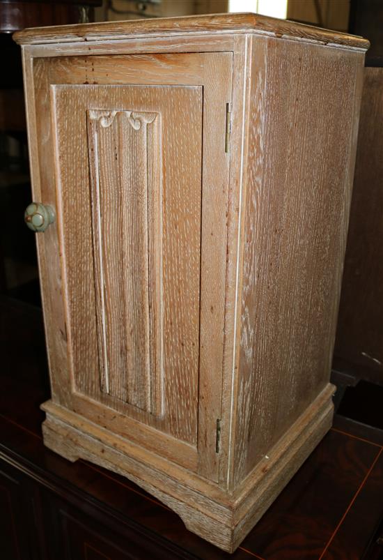Light oak bedside cabinet(-)